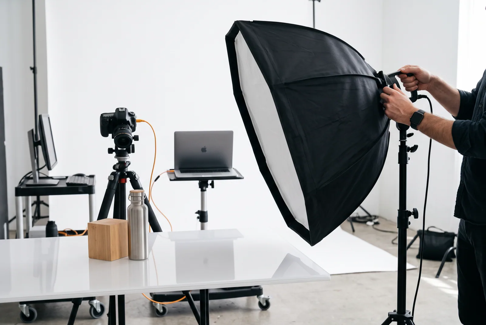 Produktfotostudio mit Kamera, Softbox und Produktset