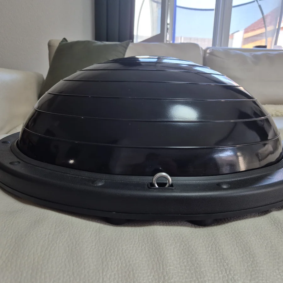 Vorher: unbearbeitetes Handyfoto eines LiRo Fit Balance-Trainers